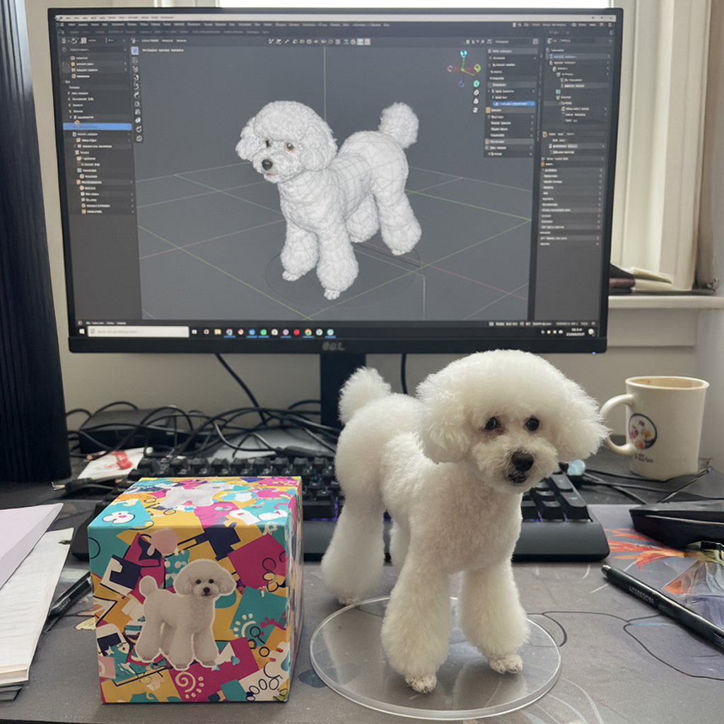 白いトイプードルのフィギュアとパッケージ、その後ろに犬の3Dモデルを表示したモニター